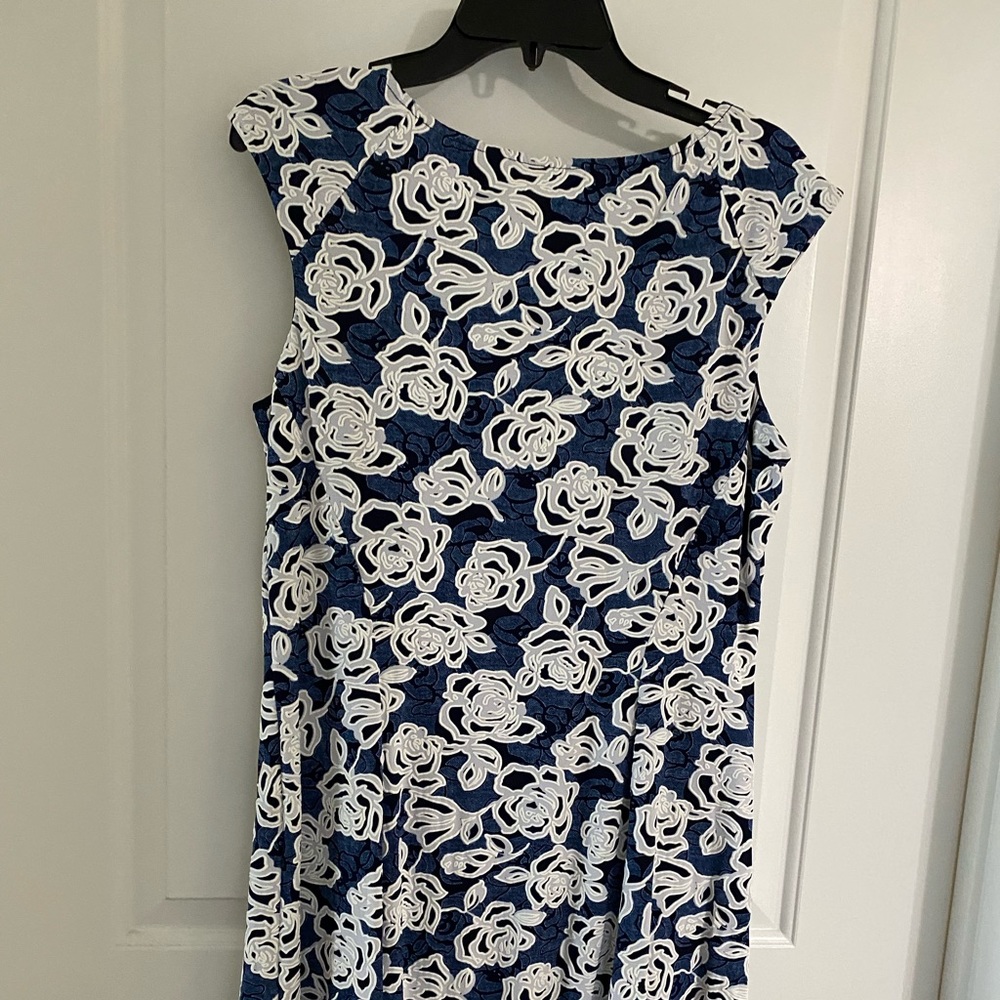 Like New dress , classy and comfortable . Pull on over the head. Below the knee.